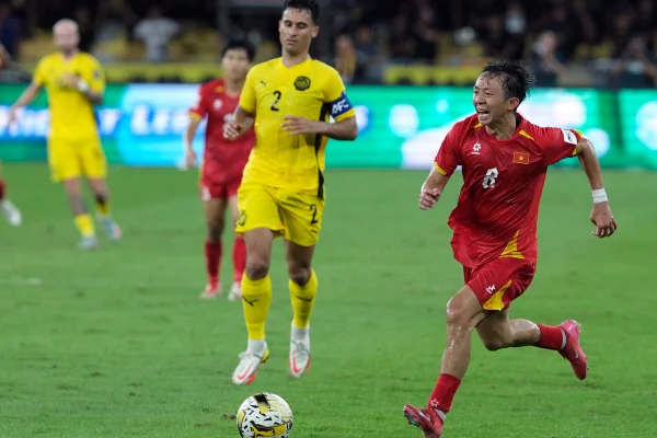 Chau Ngoc Quang, do Vietnã, e Matthew Davies, da Malásia, em ação durante a partida da terceira rodada do Grupo F das Eliminatórias da Copa Asiática da AFC 2027 entre Malásia e Vietnã, no Estádio Nacional Bukit Jalil, em 10 de junho de 2025, em Kuala Lumpur, Malásia.