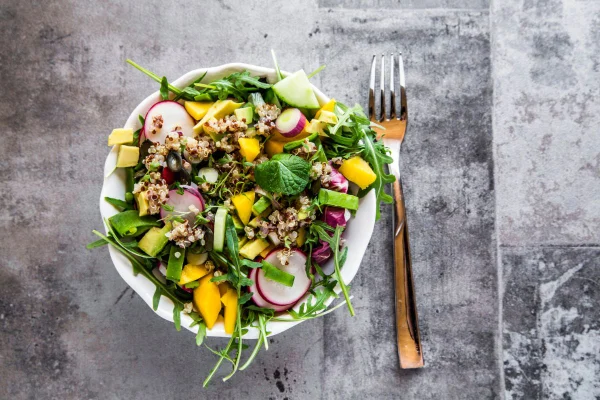 salada com vários verduras e manga