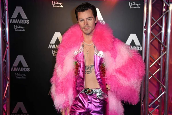 Na imagem com cor, uma estátua do cantor Harry Styles - Metrópoles