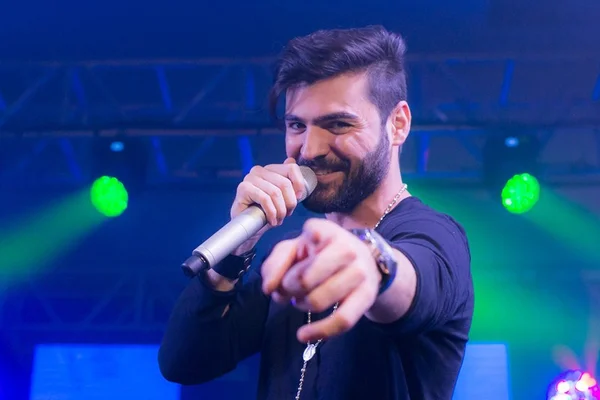 Wagner Simão lança nova música e anuncia DVD para 2017
