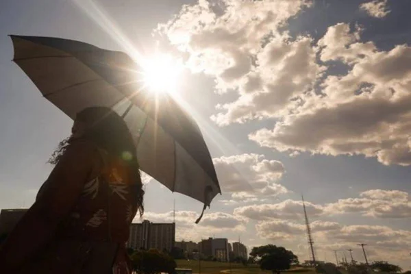 Clima: último sábado de maio enfrenta temporais e calorão pelo país