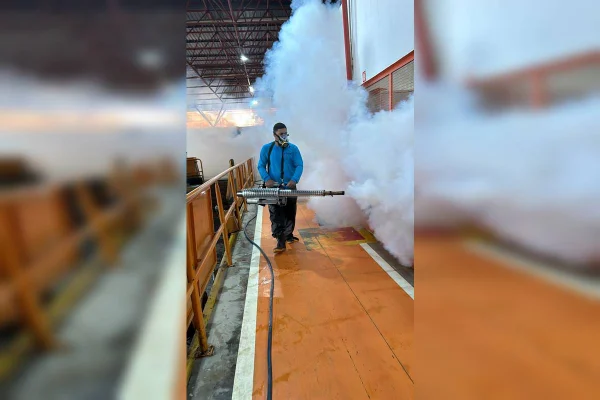Xô, dengue: fumacê é aplicado dentro de garagem de ônibus no DF. Vídeo