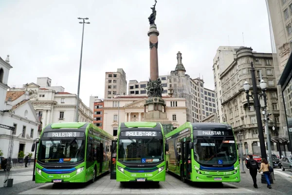 Três ônibus verdes emparelehados com os letreiros escritos "Paulistar"- Metrópoles