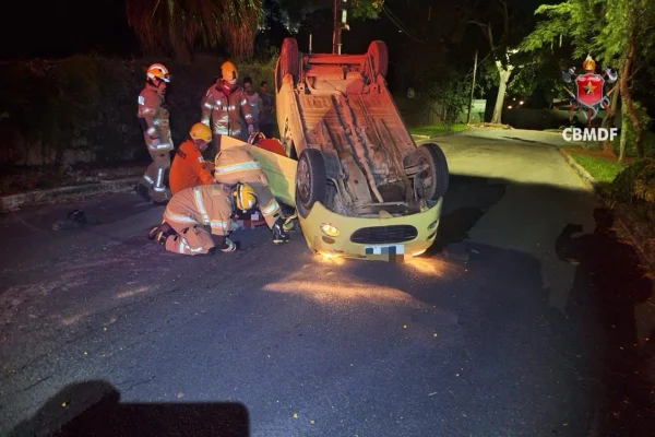 Motorista capota carro e fica preso às ferragens em área nobre do DF