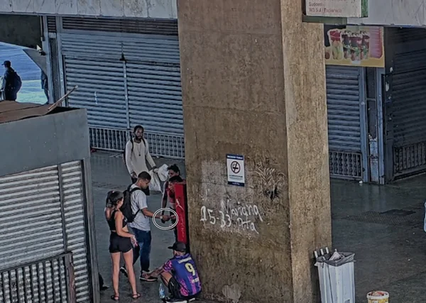 Homens traficando em rodoviária