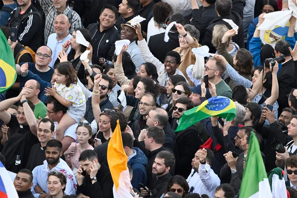 Multidões celebram na Praça de São Pedro enquanto testemunham a fumaça branca após a eleição de um novo papa no conclave de 8 de maio de 2025, na Cidade do Vaticano