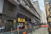Rua Dom José de Barros, a "Rua do Pixo", com fachada de galeria pintada de cinza