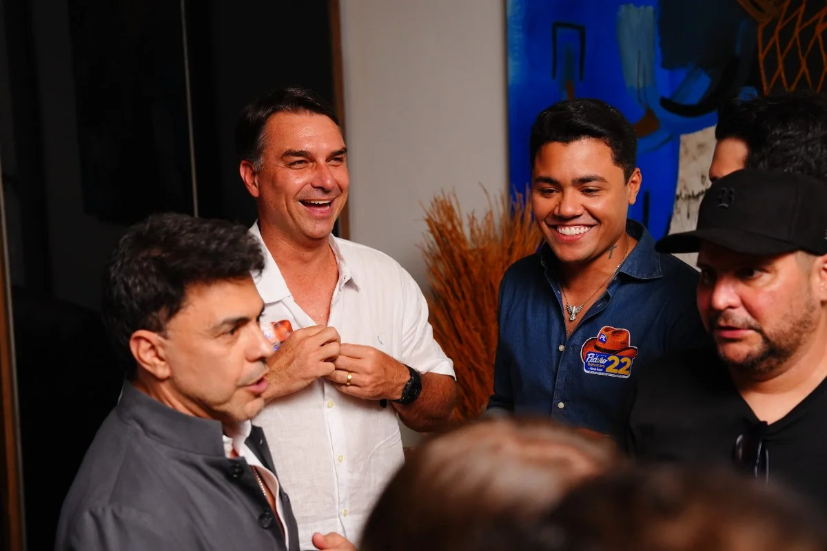 Flávio Bolsonaro recebe apoio de mais de 30 cantores sertanejos em Goiás Flávio Bolsonaro recebe apoio de mais de 30 cantores sertanejos em Goiás