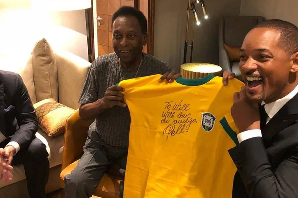 Will Smith se encontra com Pelé e ganha camiseta autografada