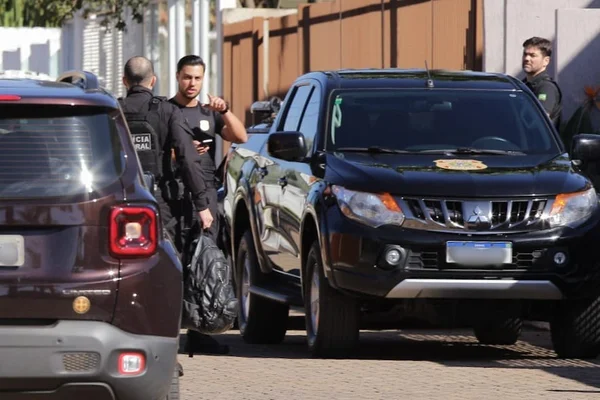 Veja imagens da operação da PF na casa do ex-presidente Bolsonaro