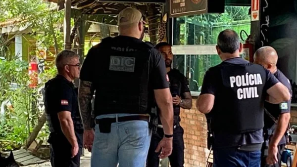 Imagem da Polícia Civil cumprindo um mandado na casa nortuna em Bombinha, SC - Metrópoles