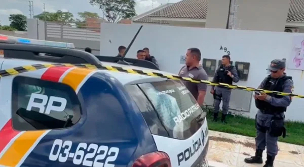 Imagem colorida de cena do crime onde mãe e filhas foram encontradas mortas assassinadas, em Sorriso (MT). Elas estavam nuas - Metrópoles