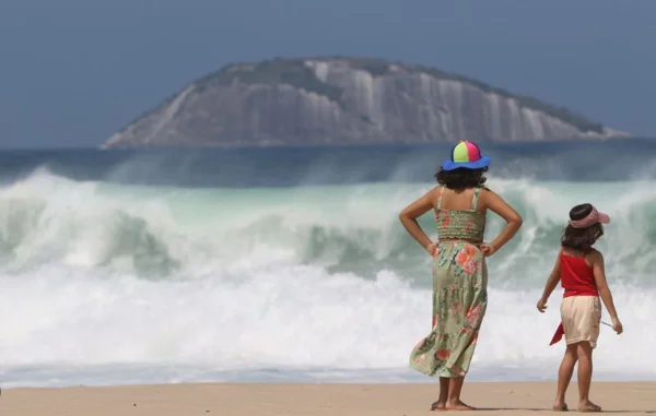Imagem colorida - Ressaca provoca fortes ondas no Rio