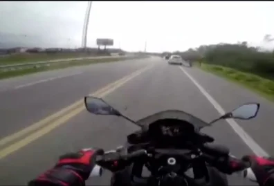 Motociclista grava atropelamento com câmera no capacete