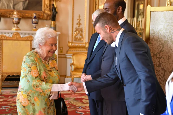Rainha Elizabeth cumprimenta David Beckham - Metrópoles