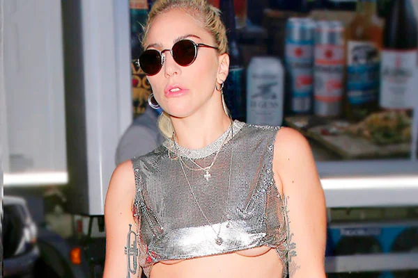Underboob é tendência entre as famosas