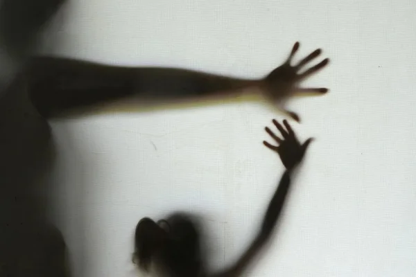 Homem é condenado a 10 anos por tentar matar a companheira com facão