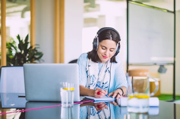 Ouça! Seleção de podcasts para te fazer rir, refletir e repensar hábitos