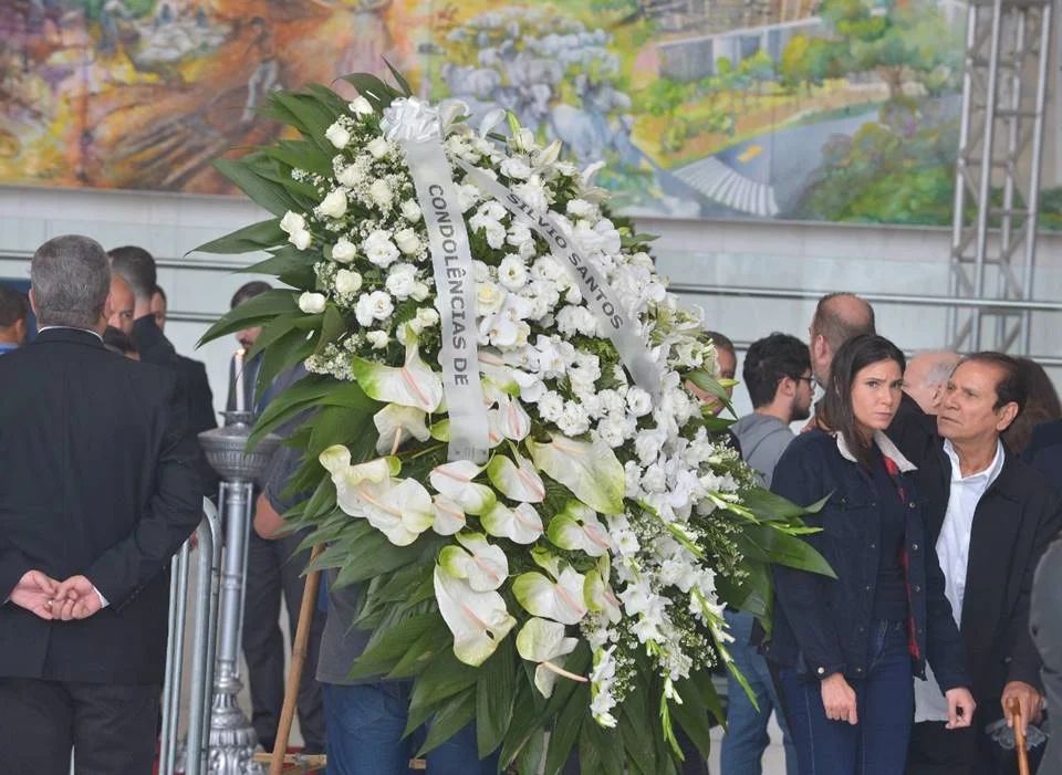 O arranjo é composto por flores brancas O arranjo é composto por flores brancas
