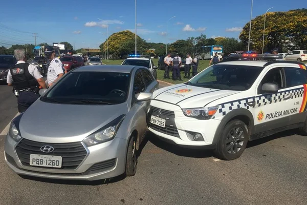 Dupla rouba carro, bate em viatura da PM e acaba presa no DF