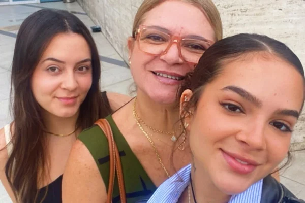 Imagem colorida da atriz Mel Maia, ao lado da mãe, Débora Maia, e da irmã, e Yasmin Maia - Metrópoles