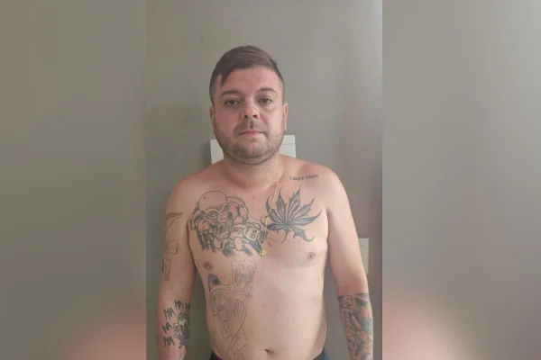 Foto colorida de Luiz Paulo Fluete Belem, o Pitty, preso durante a Operação Dry Fall, da Polícia Federal (PF), em conjunto com a Polícia Militar (PM).