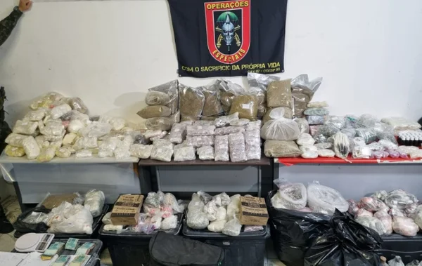 foto colorida de drogas apreendidas pela PM em "casa-bomba" no Tremembé - Metrópoles