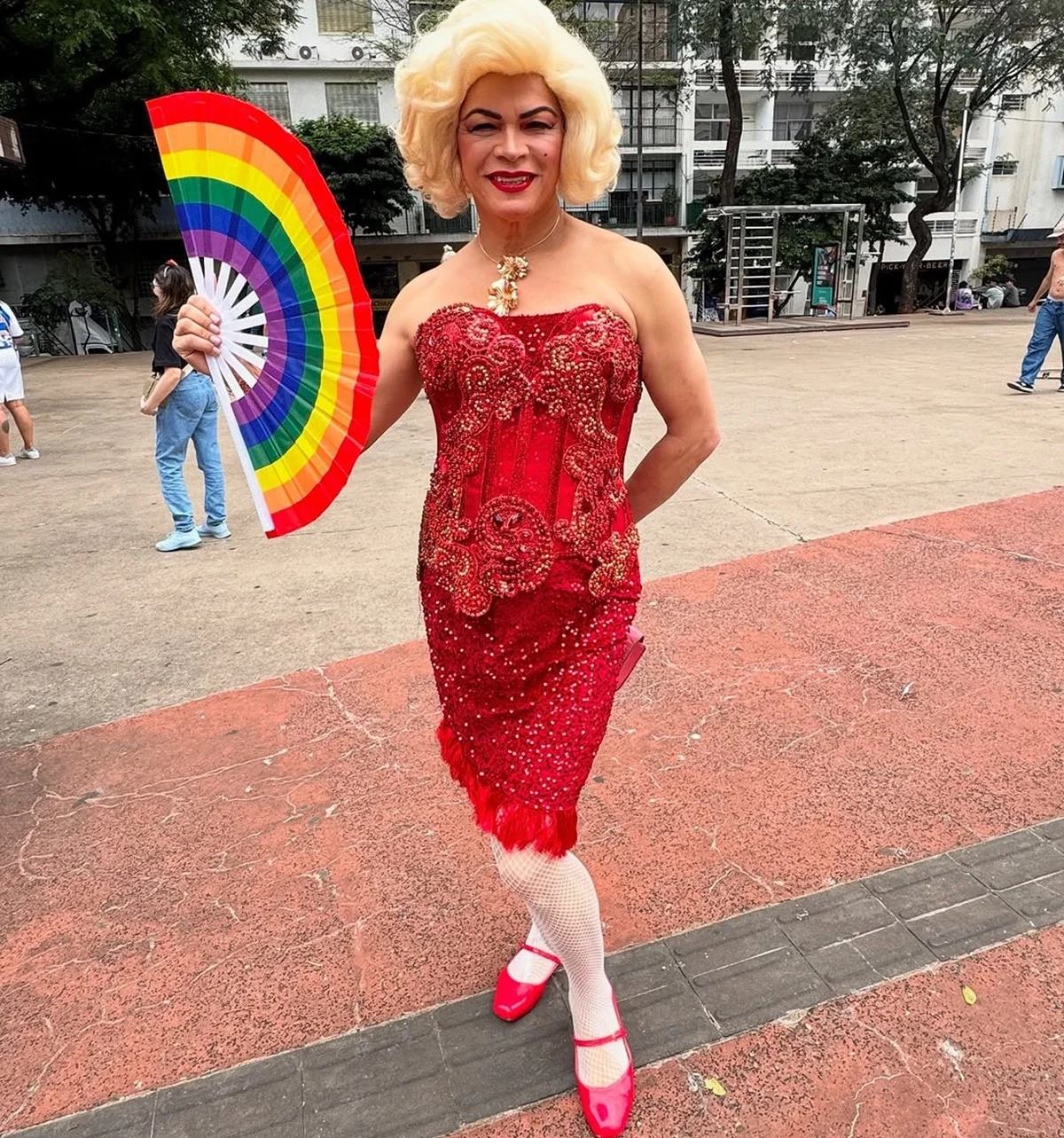 Salete Campari posa de vestido vermelho e leque de arco-íris Salete Campari posa de vestido vermelho e leque de arco-íris