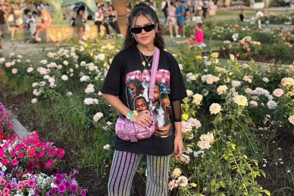 Na imagem com cor, a Maisa com roupas de festival como o Lollapalooza, por exemplo - Metrópoles