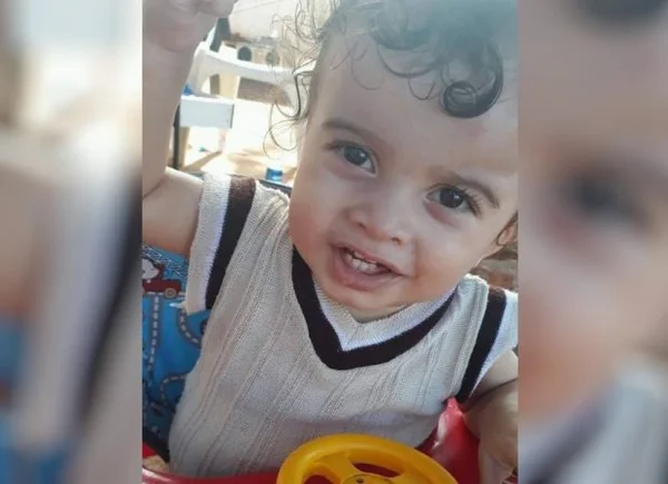 Garoto que ficou em casa sozinho após prisão do pai morre afogado