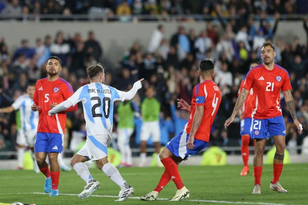 Imagem colorida de Mac Allister comemorando gol contra o Chile