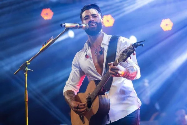 Gusttavo Lima é processado após divulgar número de telefone em música
