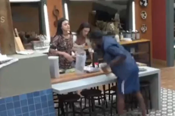 André Marinho quebra um porta pão durante uma discussão com Bia Miranda em A Fazenda 14 - Metrópoles
