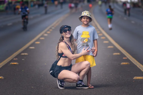 Mãe e filho aproveitam o Eixão do Lazer no Dia das Mães