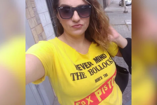 Imagem colorida mostra Helen Cristina Vitai, mulher de 43 anos morta na saída de festival punk em SP - Metrópoles
