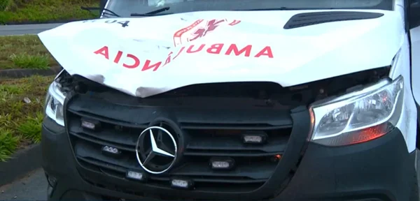 Imagem colorida de capô de ambulância danificado - Metrópoles