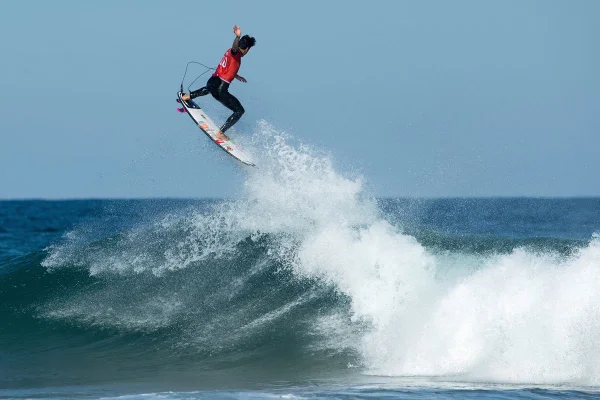 Gabriel Medina em voo na Austrália