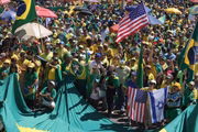 Bandeiras dos Estados Unidos se misturaram à bandeiras do Brasil em manifestações da direita em Brasília