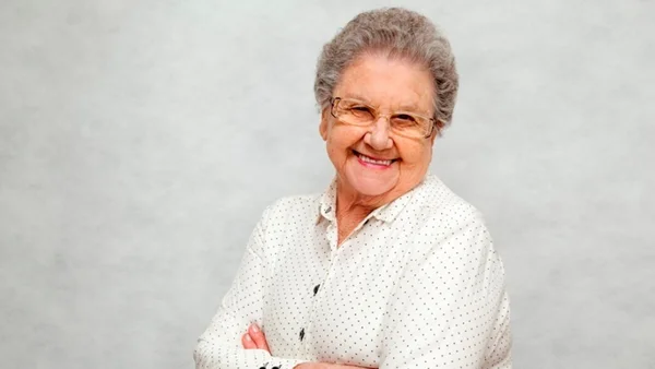 Foto colorida de Palmirinha Onofre de blusa branca - Metrópoles