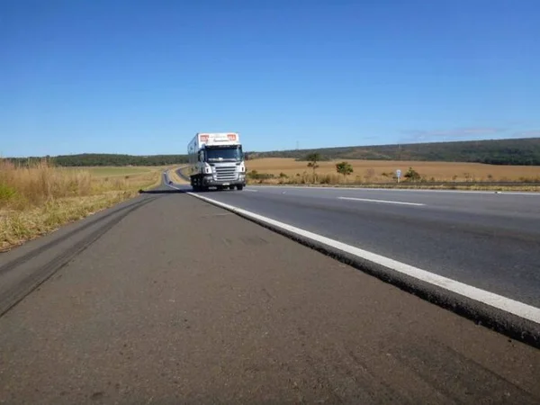 Caminhoneiro mata colega por lugar na fila de abastecimento