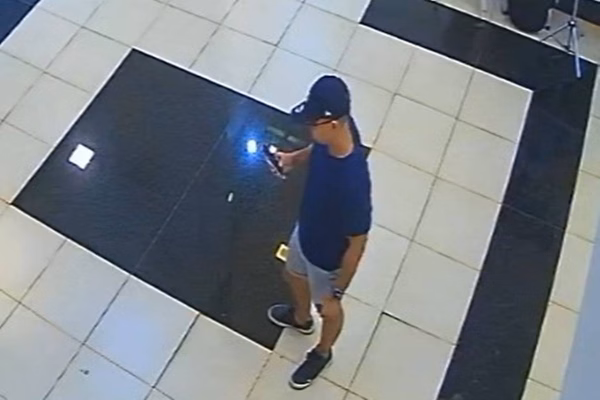 O golpista mexendo no celular enquanto analisa a vitima 1