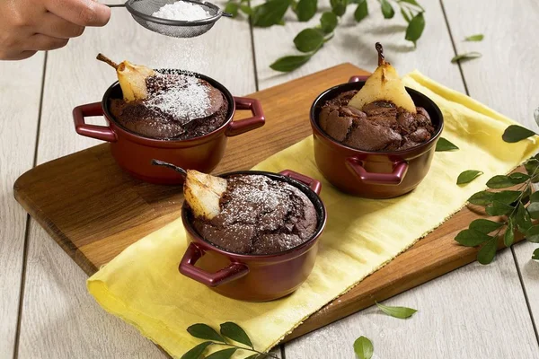 Aprenda a preparar um delicioso bolo de chocolate com pera
