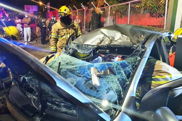 Bombeiros socorrem vítima de acidente em Taguatinga
