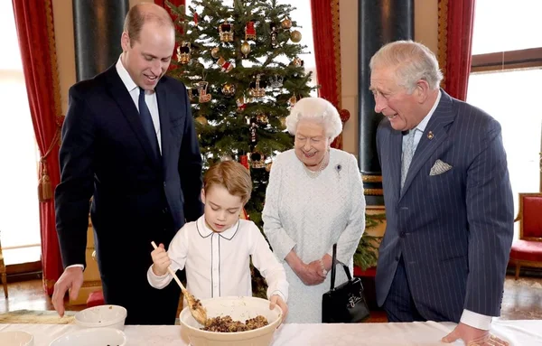 Príncipe George vira meme após assustar rainha com biscoitos