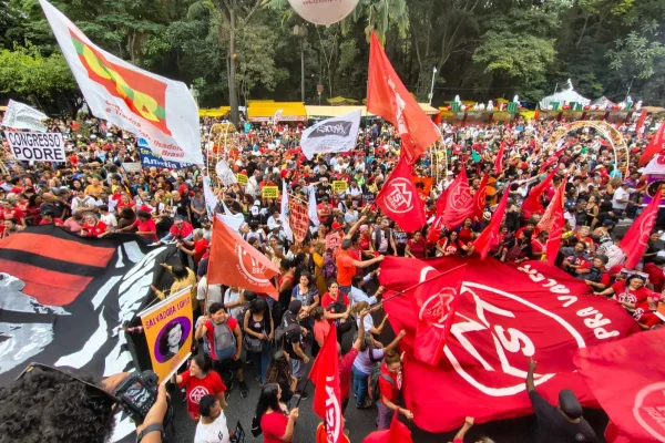Manifestantes de esquerda chegam à Avenida Paulista para protesto contra aprovação do PL da Dosimetria e outras pautas - Metrópoles