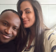 Carol Peixinho e Thiaguinho posam juntos e sorridentes