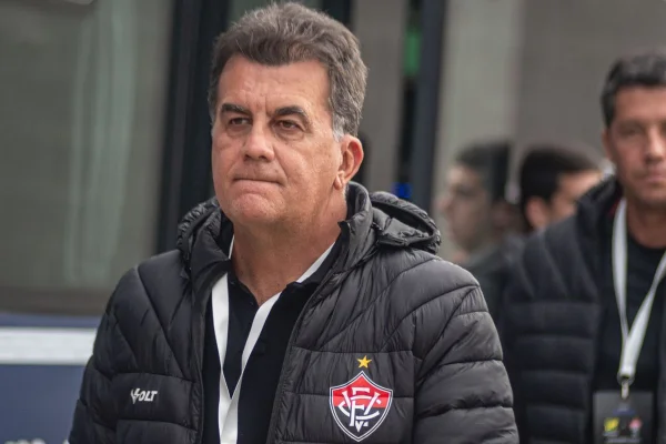 Presidente do Vitória cobra Grêmio por zagueiro: “Time caloteiro”