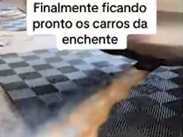 Foto colorida de água saindo de escapamento de carro - Metrópoles