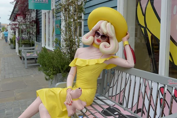 Boneca inflável e modelo “alienígena” ganham espaço no mundo da moda