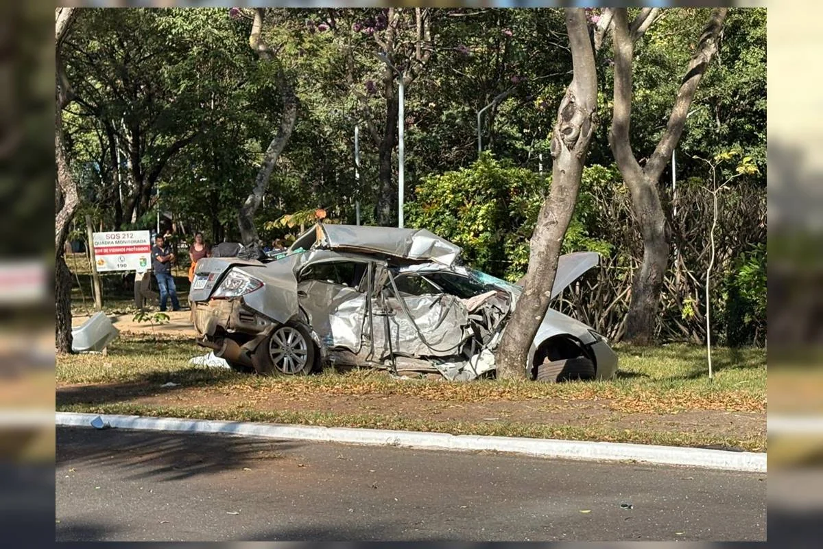 Homem de 47 anos morre em acidente grave entre dois carros e moto no Eixinho Sul